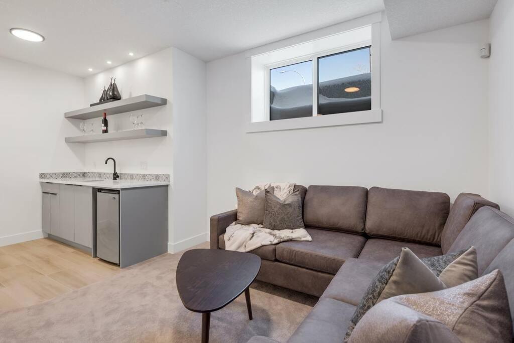 Townhome W Free Parking, Corner Unit, Ac * Calgary