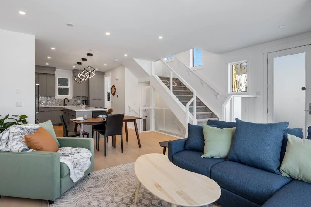 Townhome W Free Parking, Corner Unit, Ac Calgary
