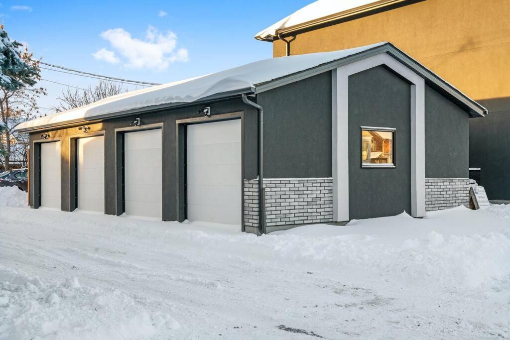 Townhome W Free Parking, Corner Unit, Ac Holiday home Calgary