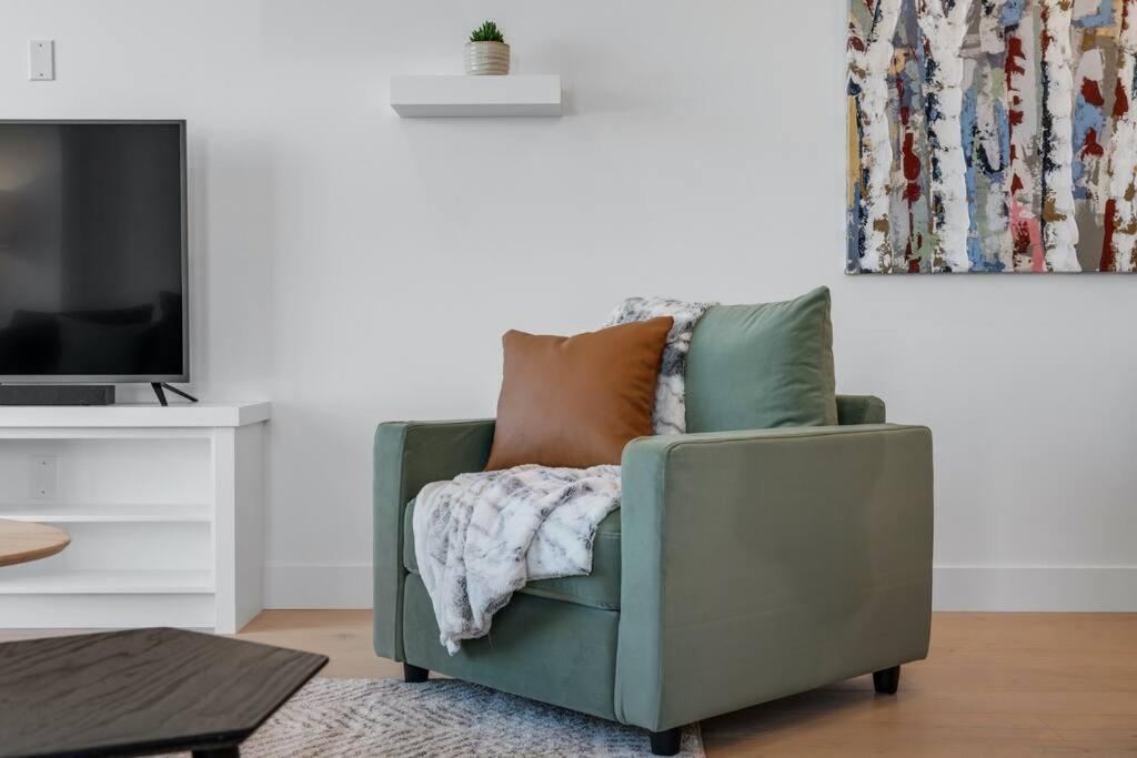 Townhome W Free Parking, Corner Unit, Ac Holiday home