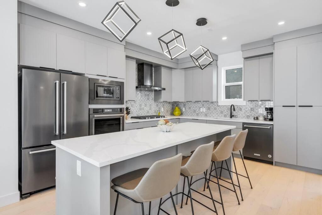 Holiday home Townhome W Free Parking, Corner Unit, Ac Calgary