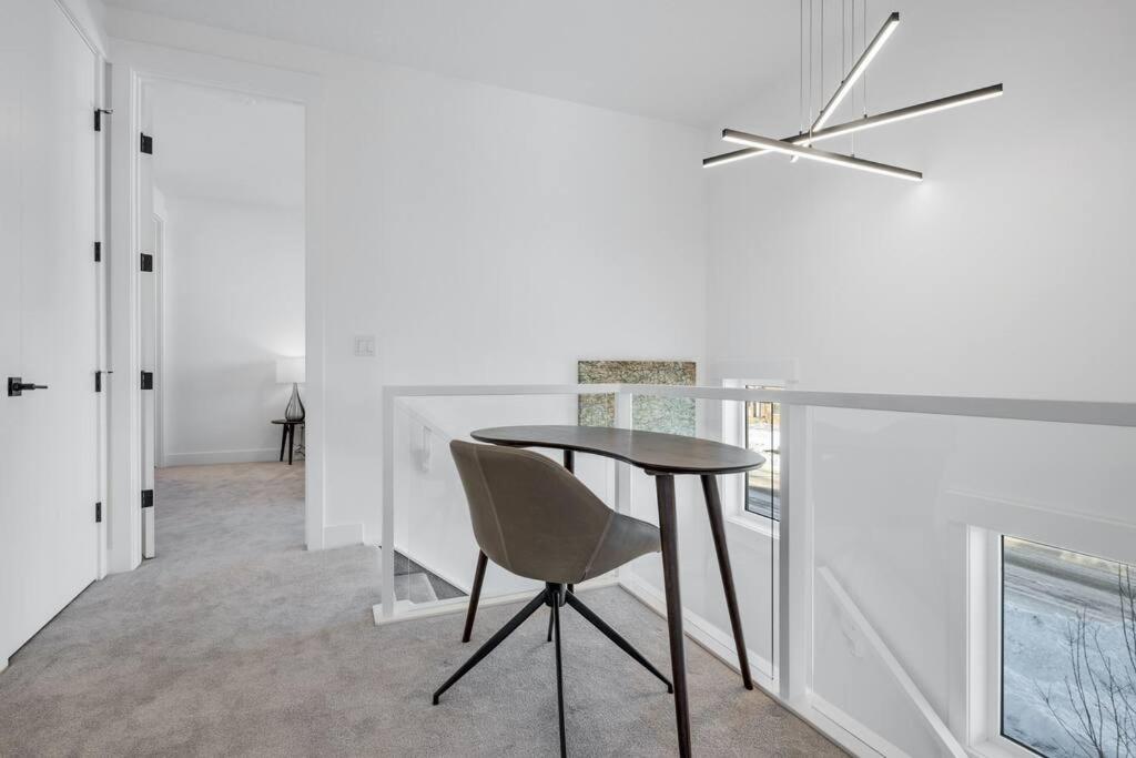 Holiday home Townhome W Free Parking, Corner Unit, Ac