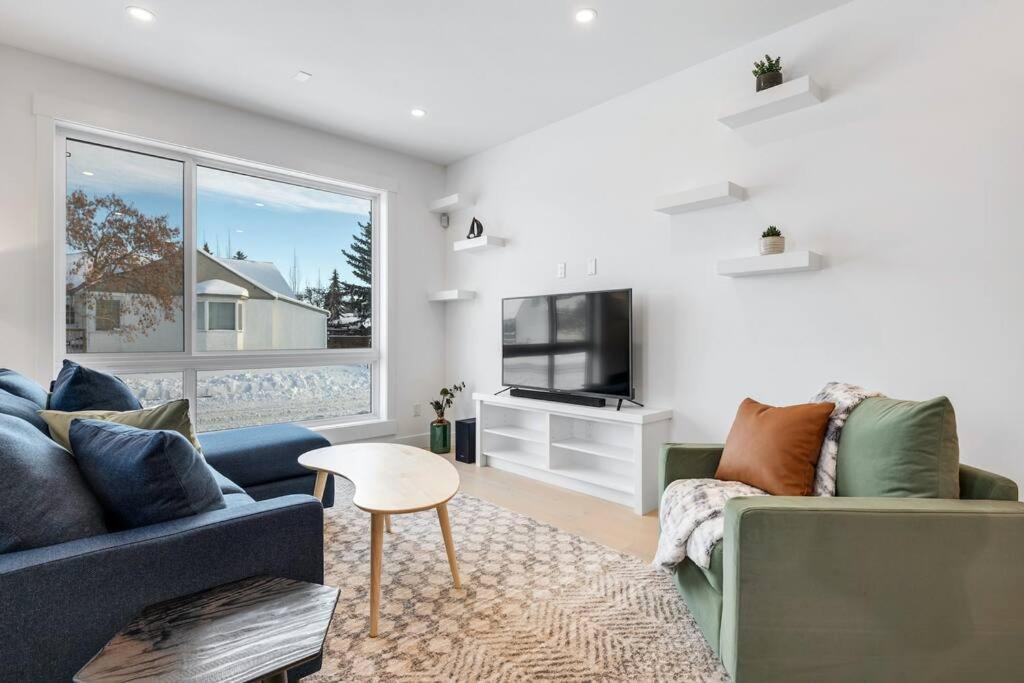 Townhome W Free Parking, Corner Unit, Ac