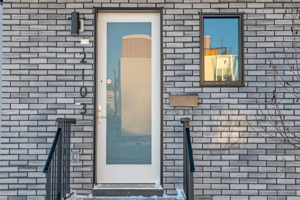 Townhome W Free Parking, Corner Unit, Ac Holiday home Calgary
